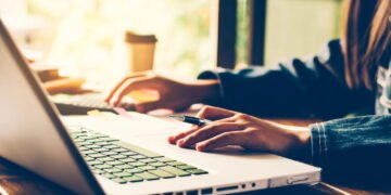 Nova pesquisa revela como a IA já domina o dia a dia do brasileiro