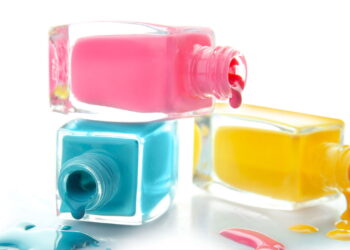 Unhas elegantes no frio? Veja as cores que estão em alta em 2025