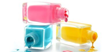 Unhas elegantes no frio? Veja as cores que estão em alta em 2025