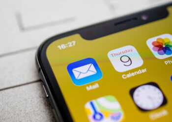 Apple lança iOS 18.4 com Apple Intelligence em português e novos emojis