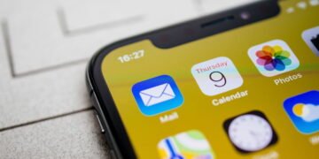 Apple lança iOS 18.4 com Apple Intelligence em português e novos emojis