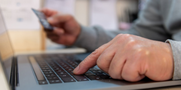 Cuidado! Golpistas estão usando vagas com altos salários para cobrar taxas