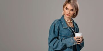 Dicas de como usar jaqueta jeans na meia-estação com muito estilo