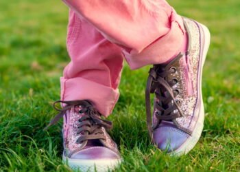 Veja como os tênis coloridos estão mudando o jeito de se vestir em 2025