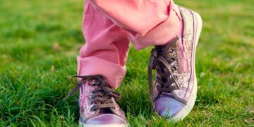 Veja como os tênis coloridos estão mudando o jeito de se vestir em 2025