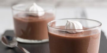 Mousse de chocolate cremoso com sabor intenso e preparo fácil