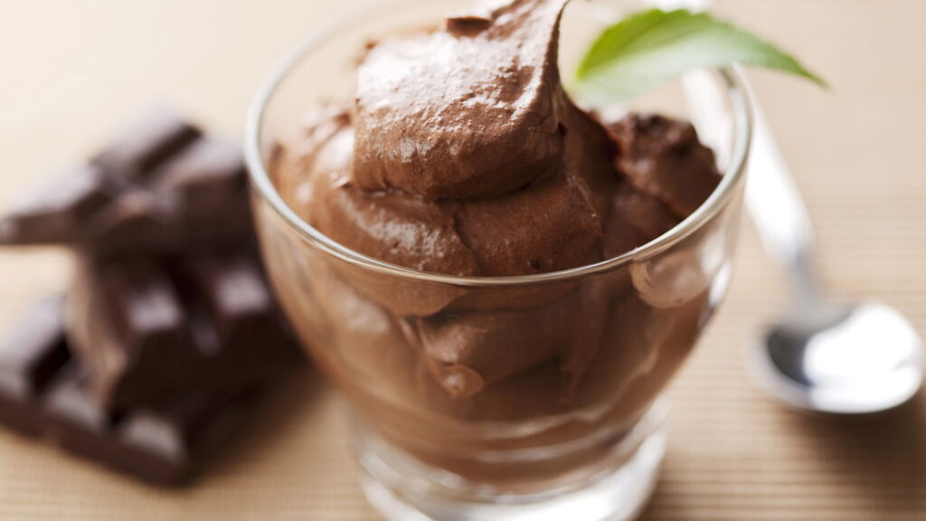 Mousse de chocolate cremoso com sabor intenso e preparo fácil
