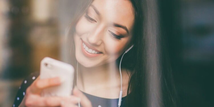 Mulher ouvindo música - Créditos: depositphotos.com / simbiothy