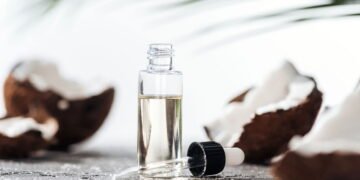 Como fazer umectação com óleo de coco e aproveitar todos os seus benefícios