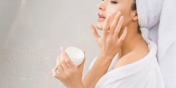 Evite esses erros na limpeza do rosto para manter sua pele saudável