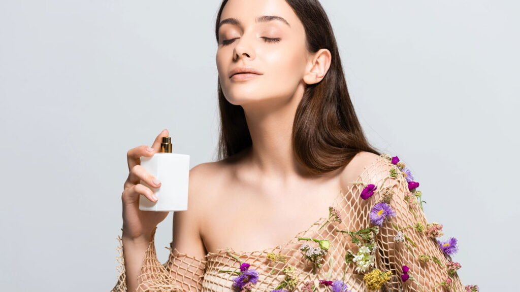 Dicas para fazer o perfume durar mais na pele mesmo nos dias quentes