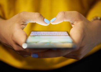 Os perigos de carregar o celular em locais públicos e como se proteger
