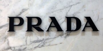 Prada compra Versace por €1,25 bilhão e forma novo gigante do luxo