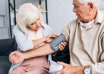 Erro comum ao usar aparelho de pressão em casa preocupa médicos