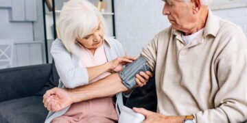 Erro comum ao usar aparelho de pressão em casa preocupa médicos