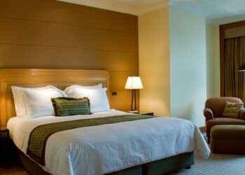 Você sabe o que é Bedscaping? Nova tendência transforma sua cama em um refúgio emocional