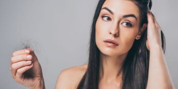 Entenda por que o cabelo cai mais no outono e o que fazer