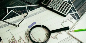 O que considerar antes de investir em renda fixa ou variável em 2025