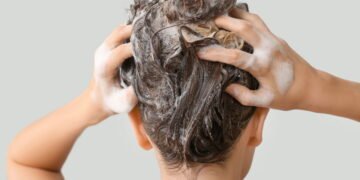 Você vai se surpreender com este shampoo caseiro para crescer cabelo