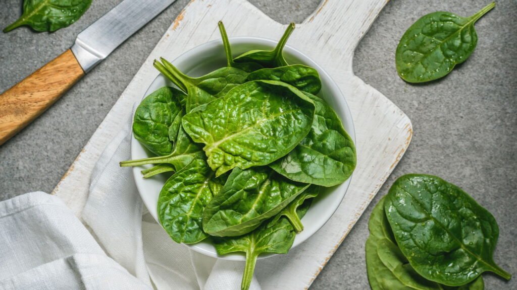 Espinafre é o alimento verde mais poderoso e pode transformar sua saúde