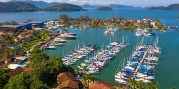 O paraíso carioca com mais de 300 ilhas e praias de águas cristalinas