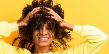 Entenda os tipos de cachos e como mantê-los saudáveis e definidos