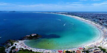 Com praias de areia branca e águas claras, esse destino conquista turistas o ano todo!
