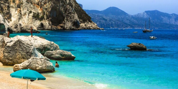 Brasil brilha no ranking Top 50 melhores praias de 2025