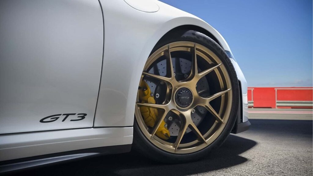 Porsche celebra 25 anos do GT3 com versão 992.2 de 502cv aspirado
