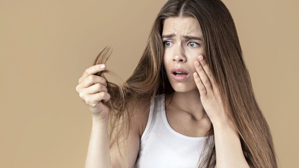 Frizz nunca mais! 7 dicas que podem mudar sua rotina capilar