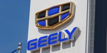 Geely volta ao Brasil com SUV elétrico EX5 e planos de produção nacional