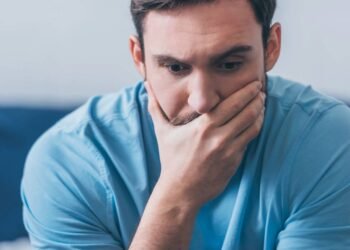 Homem ansioso e preocupado