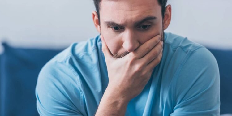 Homem ansioso e preocupado