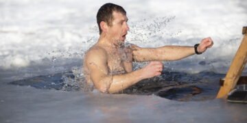 Entenda como o banho frio pode transformar sua saúde e sua pele