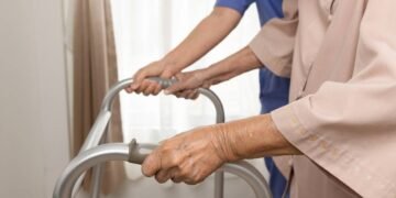 Idosa caminhando com auxílio de andador por sintomas da sarcopenia