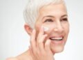Como adaptar a skincare após os 60 anos e manter uma pele saudável e hidratada