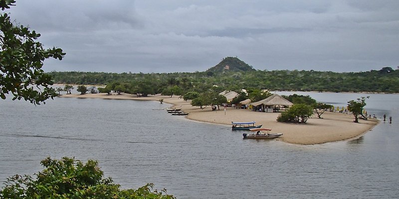 Esta vila escondida na Amazônia guarda praias de areia branca e águas cristalinas