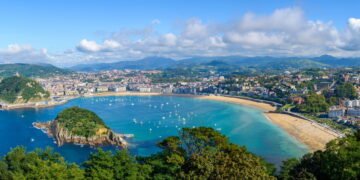 Essa cidade esconde praias perfeitas e a mais alta gastronomia do mundo!