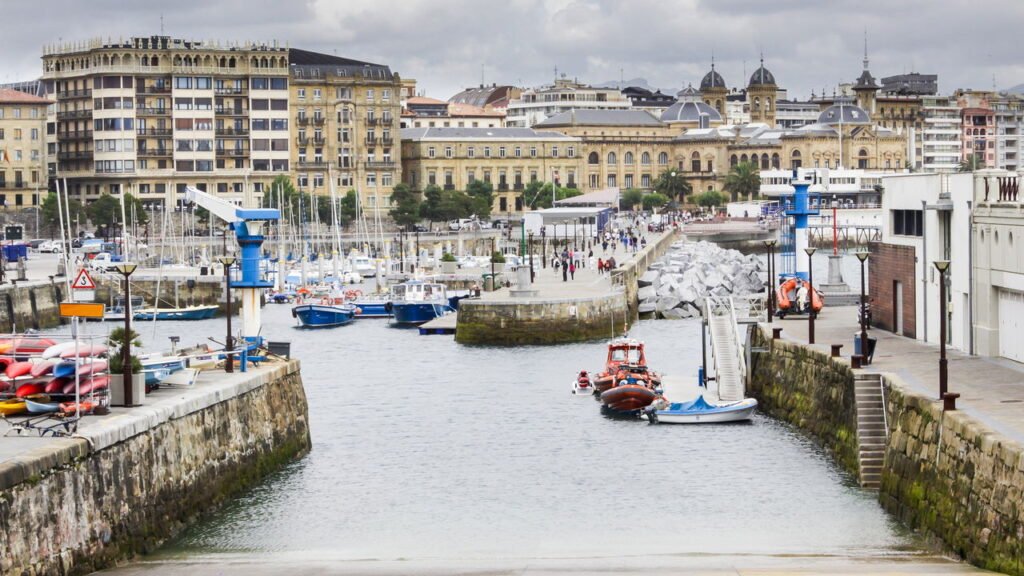 Essa cidade esconde praias perfeitas e a mais alta gastronomia do mundo!