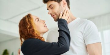 Você se sente observado? Entenda o que significa olhar fixamente para alguém