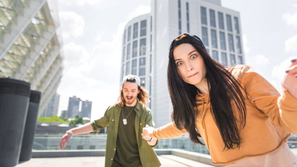 Você se sente observado? Entenda o que significa olhar fixamente para alguém