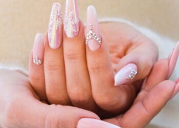Unhas decoradas criativas e estilosas para arrasar no verão 2025