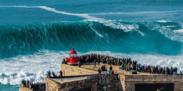 Por que as ondas de Nazaré são tão grandes? Entenda como elas são formadas e por que surfistas amam!