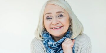 5 cuidados essenciais para manter seus fios brancos impecáveis