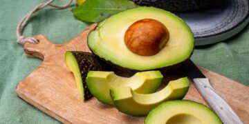 O abacate é rico em gorduras saudáveis e nutrientes, mas precisa ter atenção