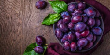 Aprenda a plantar ameixa no quintal e tenha frutas durante o verão