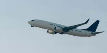 Colapso de empresa aérea expõe falhas graves na proteção ao passageiro