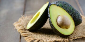 5 usos geniais para cascas de abacate na sua casa