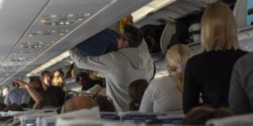 Empresas aéreas começam a taxar bagagem de mão em aviões
