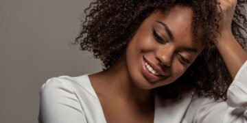 O segredo pouco falado que elimina o frizz e deixa os cabelos mais alinhados